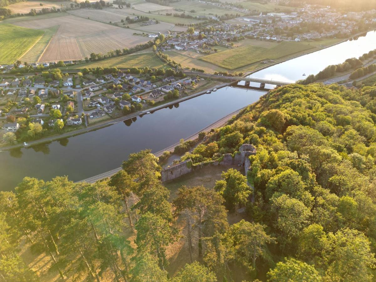 Вилла Aux Berges Du Bocq Yvoir Экстерьер фото